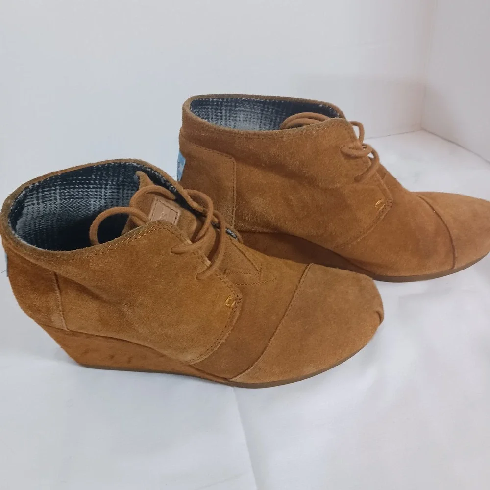 TOMS Desert Wedge Booties Womens Size 8 Tan Suede Excellent Lace Up Ankle Boots